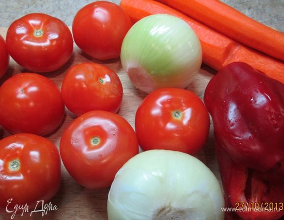 Подготовить овощи. Перец взвесить после того, как очистите от зерен.