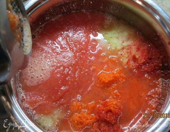 Овощи прокрутить через мясорубку. 
Варить в кастрюле с толстым дном (не накрываем крышкой) 45 мин., помешивая.
