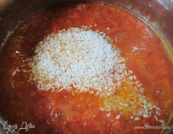 Добавить 1 стакан сырого промытого риса, растительное масло, соль, сахар. После закипания варить еще 45 мин. (варим без крышки). Помешиваем постоянно!