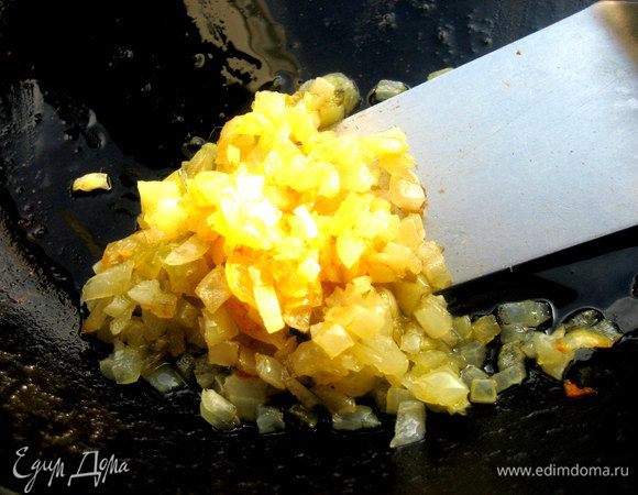 Лук собираем вместе с маслом в сковороде...