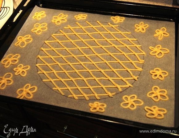 ...оставляем немного теста для декора...выбираем тонкую круглую насадку для кондитерского мешка....и начинается полёт вашей фантазии!!! В моём варианте я на листе бумаги для выпечки обвела маркером  разъёмную форму в которой буду собирать торт....перевернула лист и на круг нанесла сетку из теста...а вокруг цветочки для бортов....