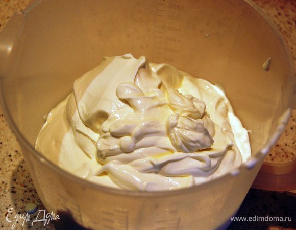 ...приступим к изготовлению крема... 3 банки сметаны выложить в ёмкость для взбивания....