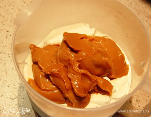 ...к сметане добавляем всю сгущёнку... взбиваем до получения однородного результата цвета крем-брюле....