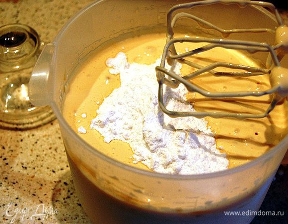 ...добавляем 2 столовые ложки сахарной пудры и снова взбиваем...