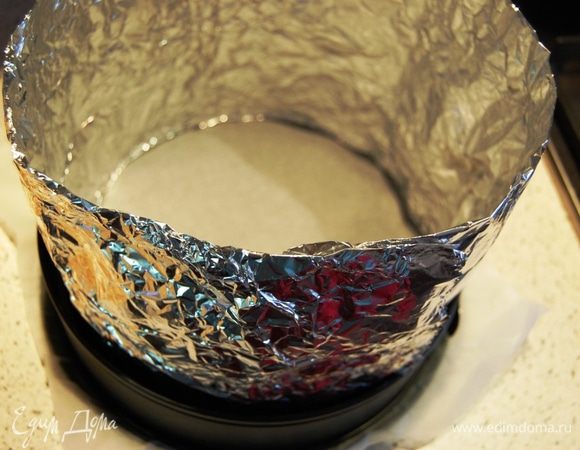 ...дно разъёмной формы (у меня 26 см) выстелить бумагой для выпечки....борта продлить с помощью фольги (это если торт будет высокий, а если уложится по высоте в форму, то не нужно)..