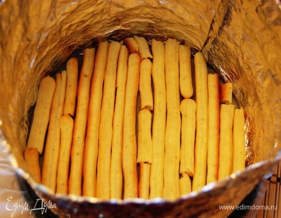 ...выкладываем первый слой палочек...не обязательно чтобы они были целыми, главное что бы они плотно прилегали друг к другу...