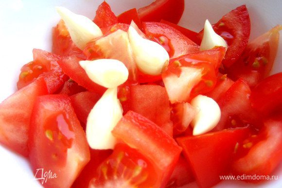 Чистые помидоры нарезать на кусочки, добавить очищенный чеснок.
