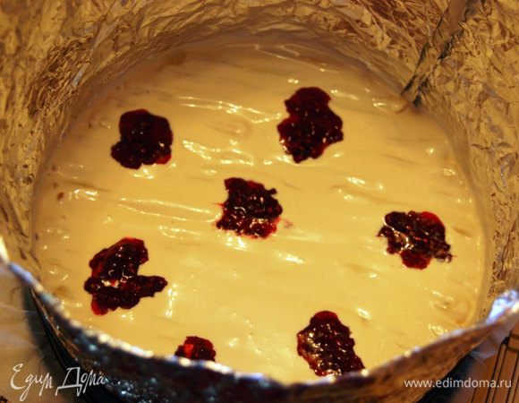 ....опять выкладываем крем, а на него, с помощью чайной ложечки, малиновый джем (и чем он будет гуще, тем лучше, тогда он не будет растекаться)...