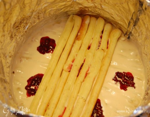 ....затем следующий слой палочек...джем выкладывать не в каждом слое, а через один...Итого у меня получилось 5 слоёв...три слоя просто с кремом и 2 слоя с джемом и кремом... Верхний слой можно просто промазать кремом, а можно как в моём случае (я немного не рассчитала и у меня осталось многовато крема на верхний слой) взять 12 г желатина распустить его в 50 мл воды  и соединить с оставшимся кремом, после чего залить им верх торта..... 