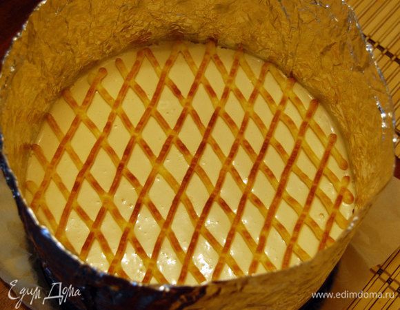 ...после того как верх торта немного схватился, я аккуратно... двумя пальчиками (т.к. очень хрупкая) положила на верх торта сеточку...