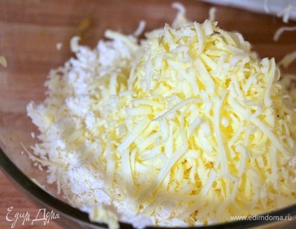 Все продукты нужно предварительно охладить. Просеиваем муку с разрыхлителем. Протираем творог через сито, масло трем на терке.