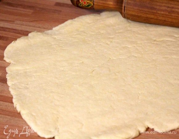 Раскатываем тесто в прямоугольный пласт. Складываем пополам и опять раскатываем.