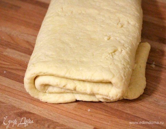 Складываем тесто несколько раз, оборачиваем пленкой и отправляем в холодильник на ночь.