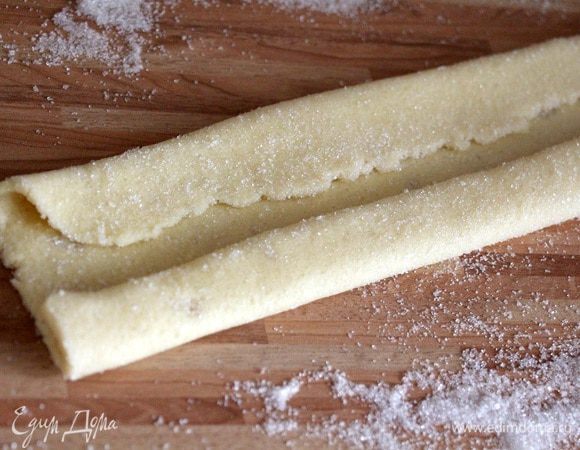 Дважды заворачиваем тесто к середине с обеих сторон.