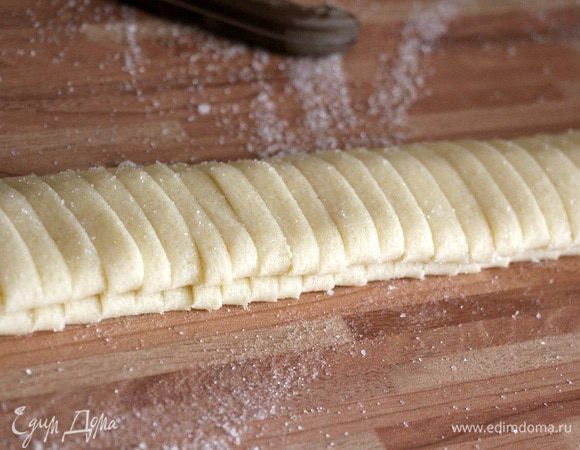 Полученный рулетик разрезаем на небольшие кусочки. Выкладываем на застеленный пергаментом противень, формируя из кусочков сердечки.