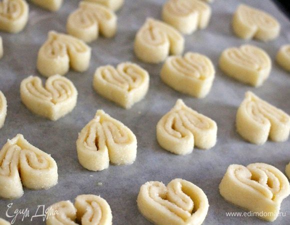 Оставляем сердечки отдохнуть на 15 минут. Затем выпекаем 10–12 минут в разогретой до 220°C духовке.