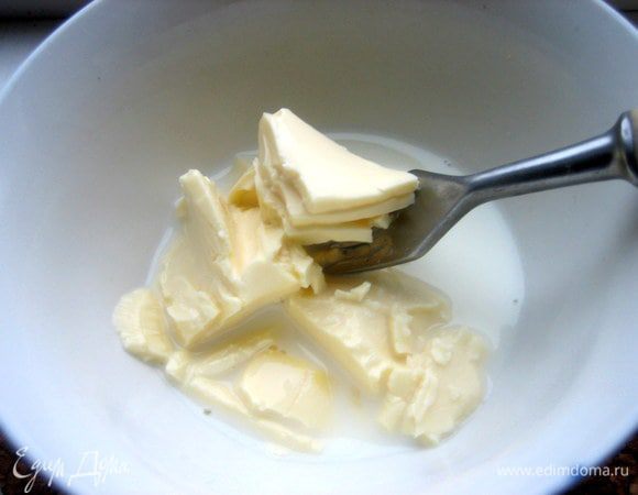 Плавленный сыр разминаем вилкой в небольшом количестве молока...