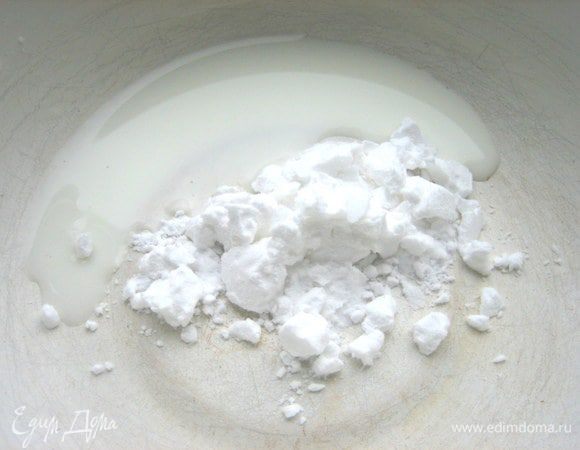 Крахмал (чайная ложка с горкой) разводим тоже в молоке отдельно...