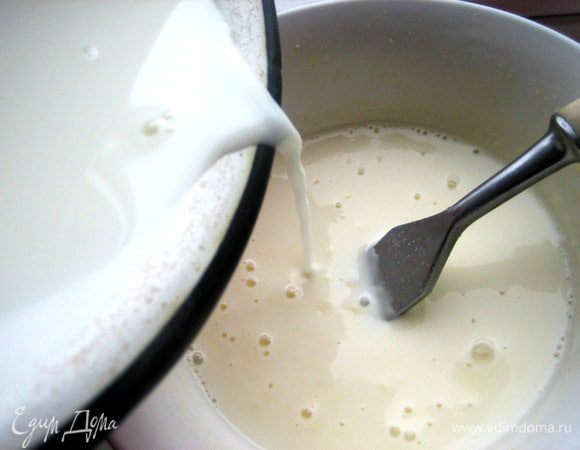 Ставим на огонь сыр с молоком и вводим,помешивая,разведённый крахмал...Варим до загустения.