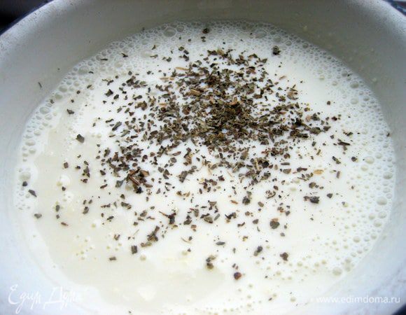 Добавляем сухой базилик щепотку.