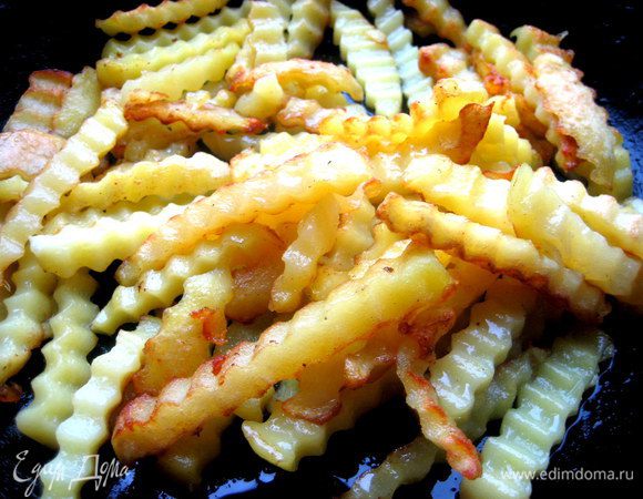 Картофель фри жарим в обычной сковороде в растит. масле. Подробный рецепт приготовления здесь...http://www.edimdoma.ru/retsepty/40646-kartofel-fri-vprok
