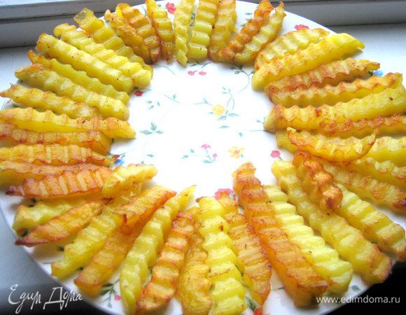 Раскладываем картофель по кругу на блюдо.