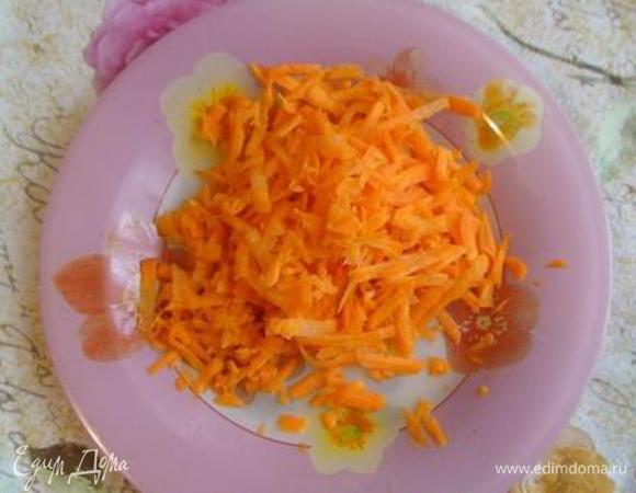 Морковь помойте, очистите и натрите на крупной терке.