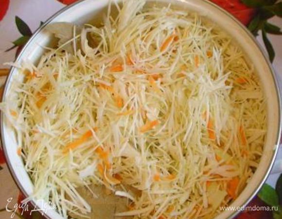 Смешайте капусту с морковью, лавровым листом, черным и душистым перцем.
