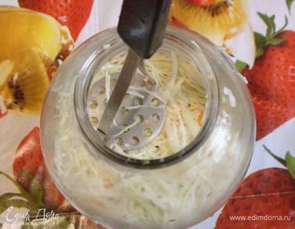 Положите в 3-х литровую банку, утрамбуйте. Трамбовать нужно очень хорошо (я использую толкушку для пюре).