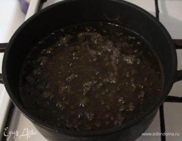 Сварите рассол. В воду добавьте соль, сахар, уксус и растительное масло, доведите до кипения. Остудите.