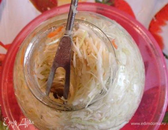 Поставьте банку с капустой в миску. В утрамбованной капусте сделаайте отверстия (желательно до самого дна банки).