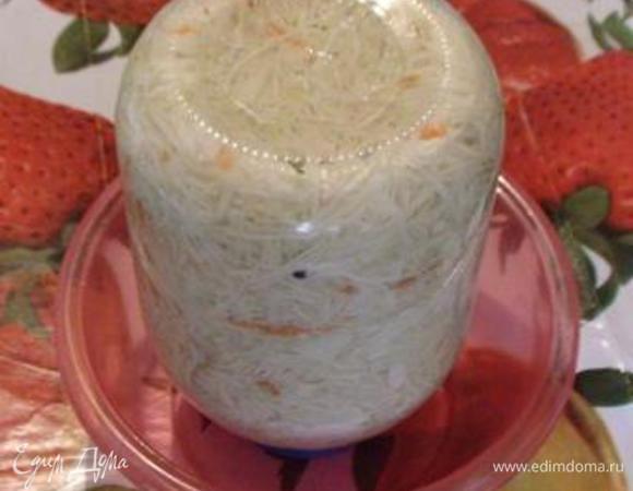 Закройте банку капроновой крышкой и переверните вверх дном, оставьте на 6 часов. Затем снова переверните банку (пусть остается в миске — часть рассола может вытечь).