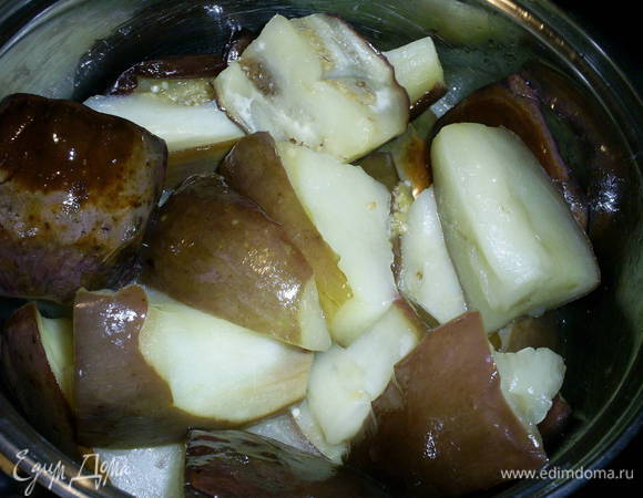 Баклажаны помыть и разрезать вдоль на 4 или 8 частей, каждую часть разрезать еще поперек.
В это время готовим маринад: для этого смешаем и закипятим все ингредиенты для маринада.
В кипящий маринад кладем подготовленные баклажаны и варим 8-10 минут.

