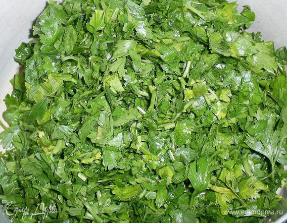Измельчаем помытую зелень петрушки.