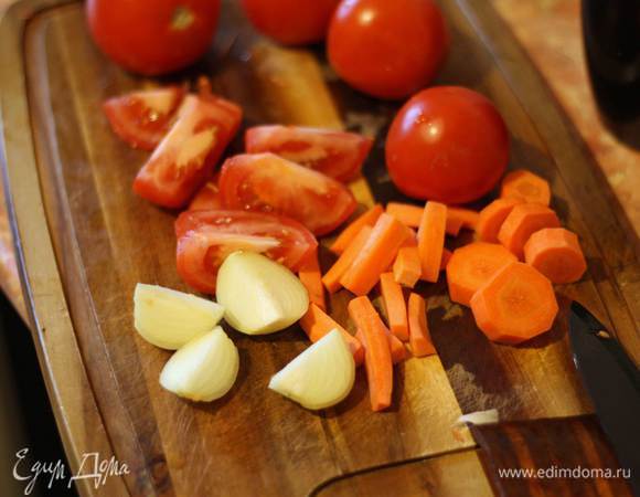 Овощи чистим и нарезаем, чтобы было удобно измельчать.