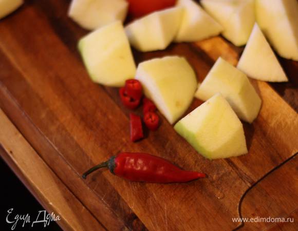 Яблоко чистим. Перец (вместе с семенами) нарезаем мелко-мелко.