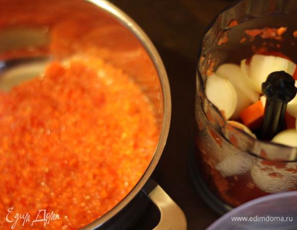 Помидоры, морковь, лук и яблоко (очищенное от кожуры) измельчаем в процессоре или пропускаем через мясорубку. Добавляем перец. Складываем все в кастрюлю или глубокий сотейник. Ставим на средний огонь, доводим до кипения, уменьшаем огонь до минимума и оставляем аджику готовиться в течение часа. Она не должна кипеть. Периодически помешиваем.