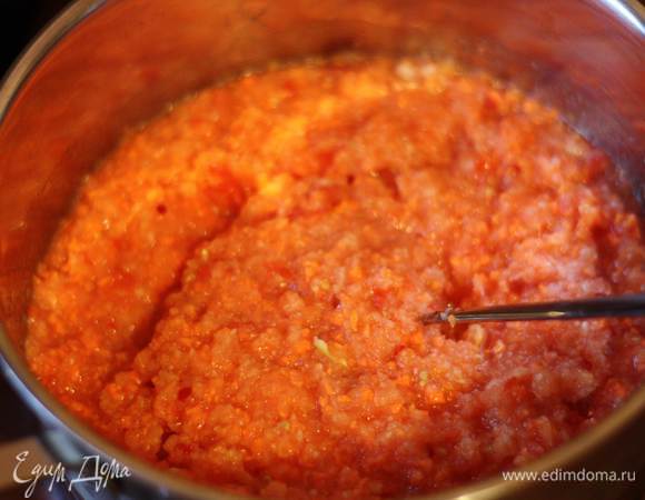 За 15 минут до конца приготовления добавляем мелко нарезанный чеснок, растительное масло, сахар и соль. В конце варки попробуйте и досолите на свой вкус. Банки стерилизуем в духовке или в СВЧ. Раскладываем горячую аджику и закрываем винтовыми крышками (прокипяченными). Переворачиваем банки, накрываем чем-нибудь теплым (например, пледом) и даем так остыть. Храним в холодильнике.