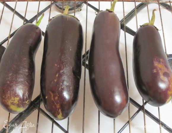 Выложить на решетку. Выпекать в духовке 30-40 минут. Надо изредка посматривать в духовку и переворачивать баклажаны. Когда они надуются, то можно уже осторожно вынимать.