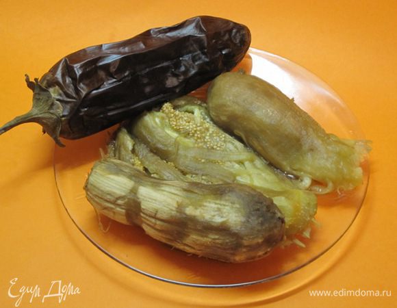 Вынуть из духовки, снять кожицу.