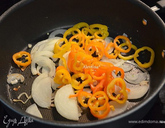 На сковороде разогретой с растительным маслом обжарить порезанный лук, затем добавить порезанный перец и тушить слегка помешивая.
