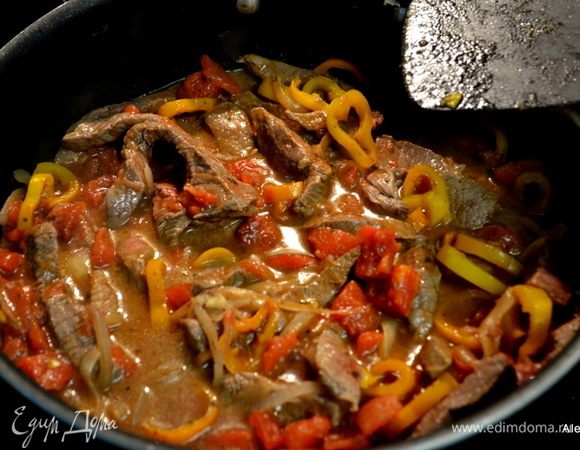 Добавить говядину кусочками,например как сирлоин стейк, и обжаривать вместе до готовности мяса, помешиваем часто. Затем добавим готовую сальсу, помидоры порезанные из банки,все перемешаем и тушим вместе несколько минут.
