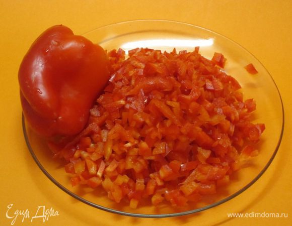 Перец вымыть, очистить от сердцевины, мелко нарезать.