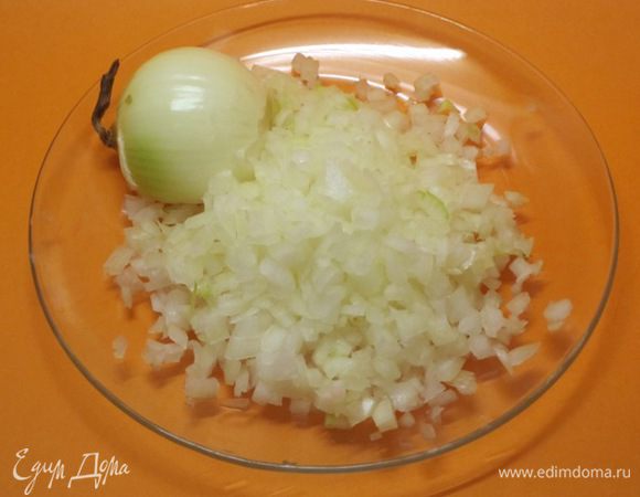 Лук очистить, мелко нарезать.