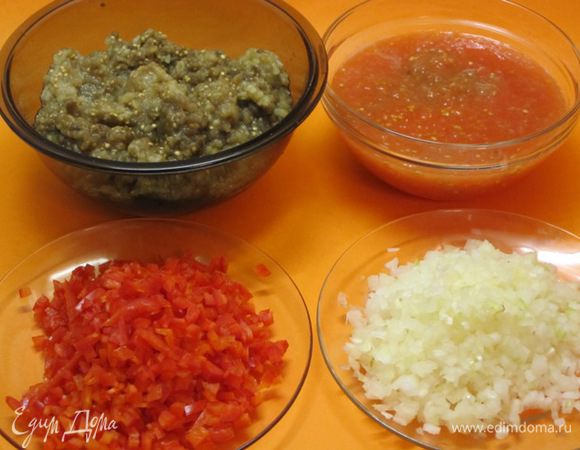 Помидоры нарезать на кусочки и пропустить через мясорубку.