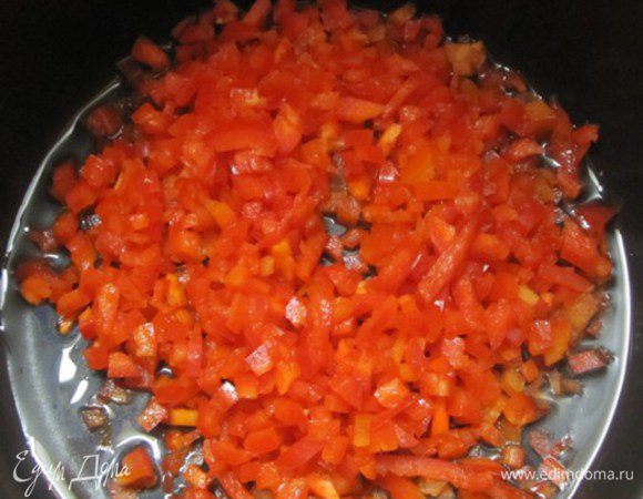 В сковороду налить растительное масло, нагреть, выложить нарезанный перец.