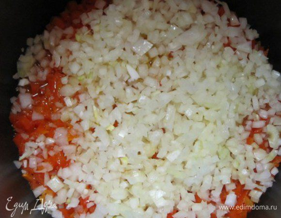 Через 5 минут добавить нарезанный лук.