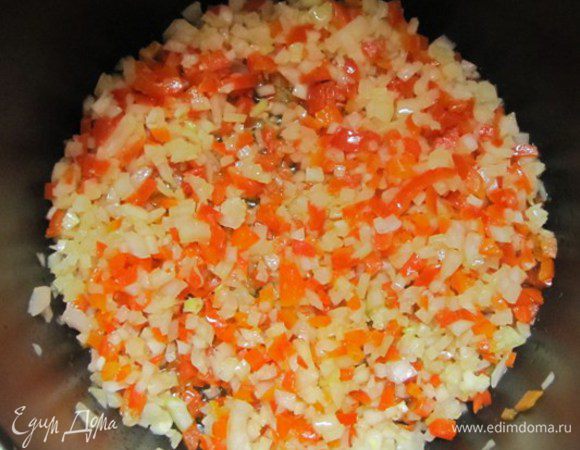 Перемешать на сковороде и тушить 10 минут.