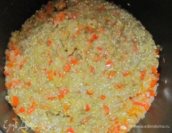 Добавить пропущенные через мясорубку баклажаны, перемешать и тушить 5 минут.