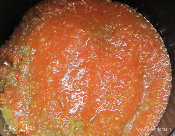 Добавить протертые помидоры.